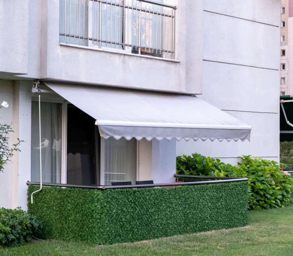 Individuelle Terrassenüberdachung & Markise montiert vor Ort – fensterio