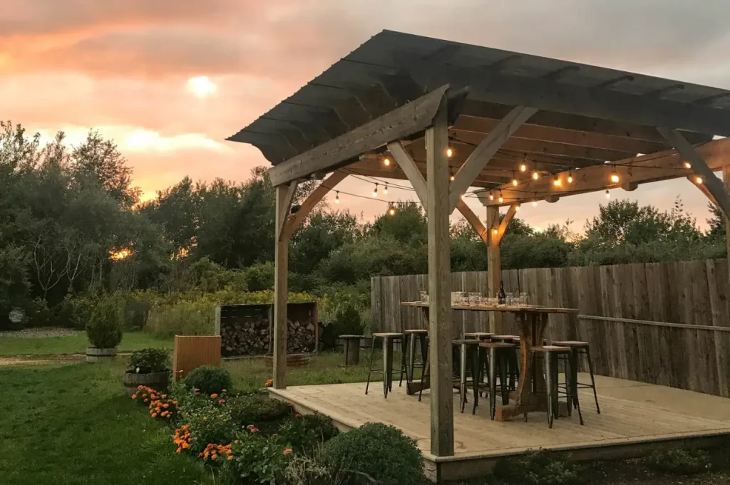 Moderne Pergola auf Balkon mit witterungsbeständigem Dachsystem