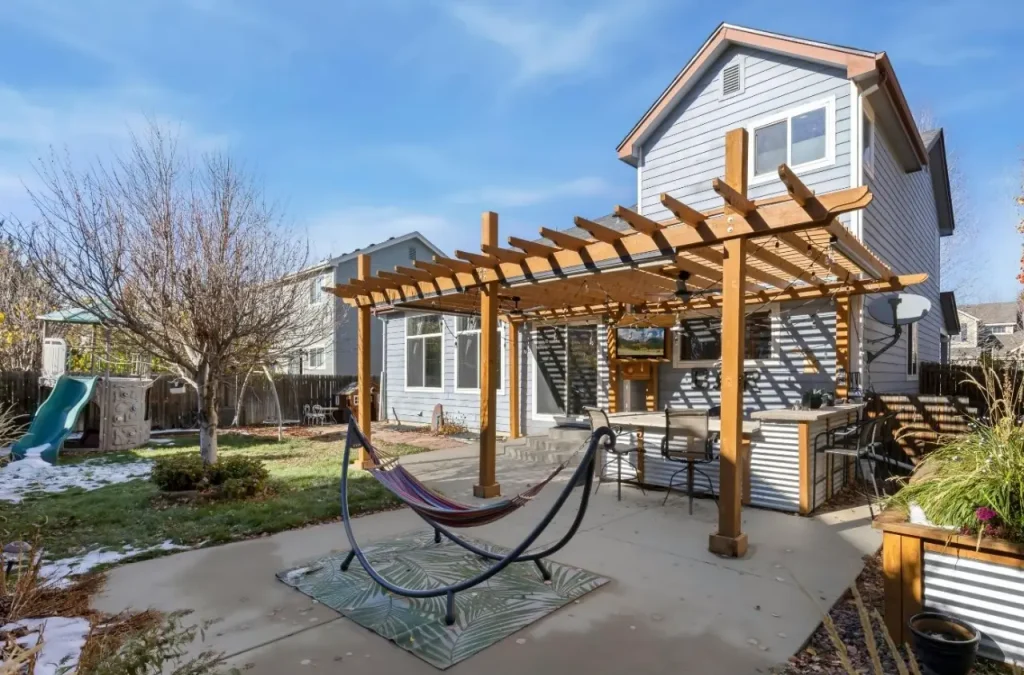 Renovierte Holz-Pergola für stilvolle Outdoor-Bereiche